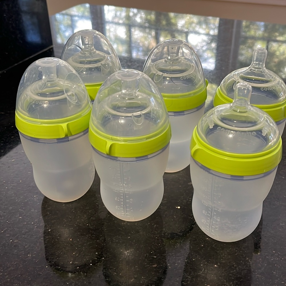 Set of 6 Comotomo 8oz bottles with medium flow nipples